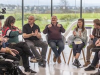 Dafydd Iwan dan deimlad mewn cyfweliad unigryw ar S4C