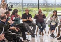 Dafydd Iwan dan deimlad mewn cyfweliad unigryw ar S4C