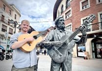 Gwilym Bowen Rhys yn cael ei swyno gan Wlad y Basg mewn cyfres newydd