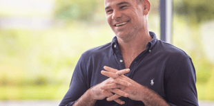 Mike Phillips yn trafod yn agored mewn cyfweliad arbennig ar S4C