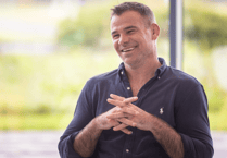 Mike Phillips yn trafod yn agored mewn cyfweliad arbennig ar S4C