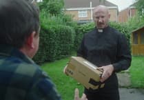 Ffilm LHDTC+ S4C wedi ‘rhoi llwyfan rhyngwladol i’r Gymraeg’