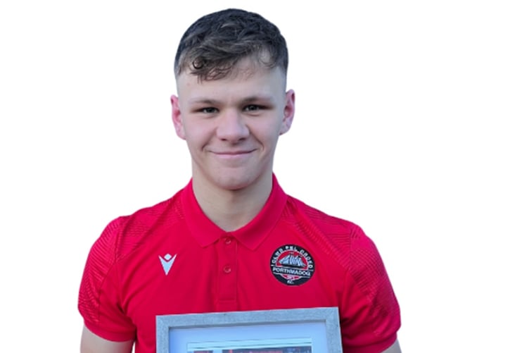 Porthmadog's player of the month for December Osian Evans was presented with a framed picture by Jeff Guile, beer from Purple Moose Brewery/Bragdy Mŵs Piws along with a plaque from Teledu PORT TV after the game (Photo: Jeff Guile)
