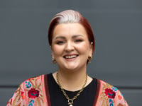 Bronwen yn trafod diagnosis cancr ei brawd a'i diagnosis hwyr o ADHD