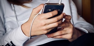 Parents urged not to give their children smartphones until age 14