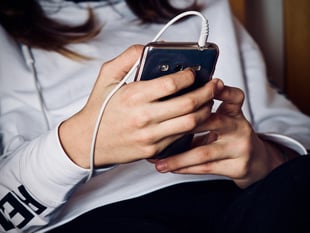 Parents urged not to give their children smartphones until age 14