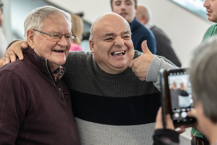 Cafodd y gyfres gyntaf ei lansio gyda phennod emosiynol y canwr Dafydd Iwan