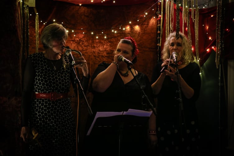 An a cappella group reunited for the occasion