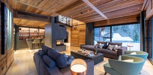 Golwg gyntaf ar luniau chalet newydd sbon Amour & Mynydd