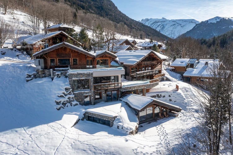 Bydd criw newydd o unigolion sengl yn ymgasglu yn y chalet