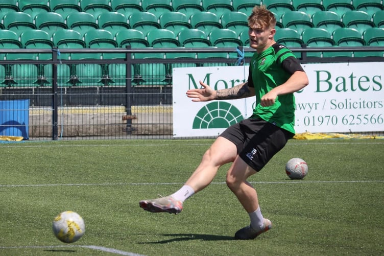 Penrhyncoch have announced the signing of forward Garin Evans from Aberystwyth Town for the remainder of the 2025/26 season. Garin made his debut for the Roosters in Saturday’s 1-0 win over Brickfield Rangers