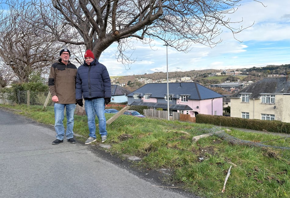 Grit bin call following close call on Penparcau estate