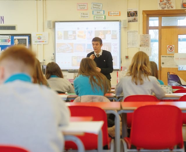 Scheme to boost Welsh-speaking secondary teachers opens