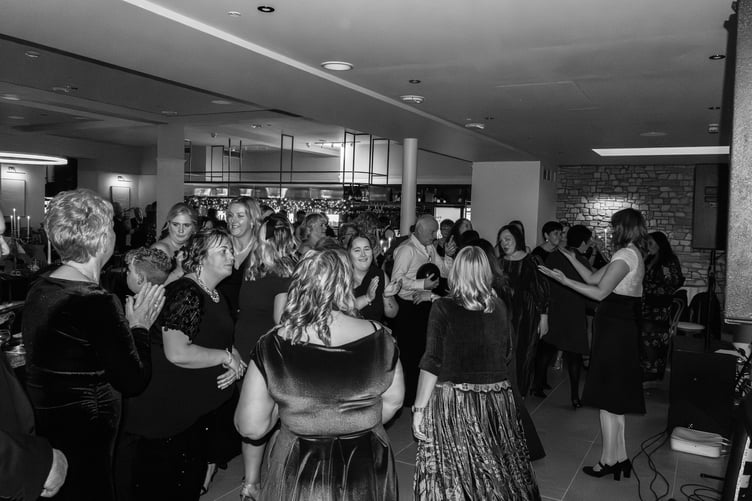 Adloniant yn ystod y gala elusennol