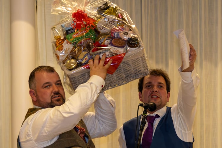 Carwyn gyda un o'r gwobrau