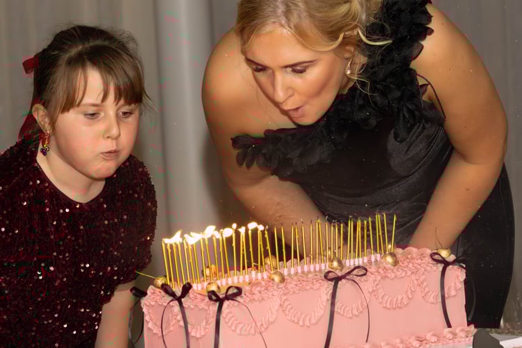 Gwennan a Greta yn chwythu'r canhwyllau allan