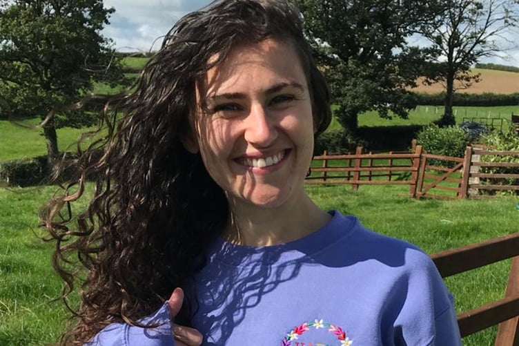 Y berfformwraig Elliw Dafydd