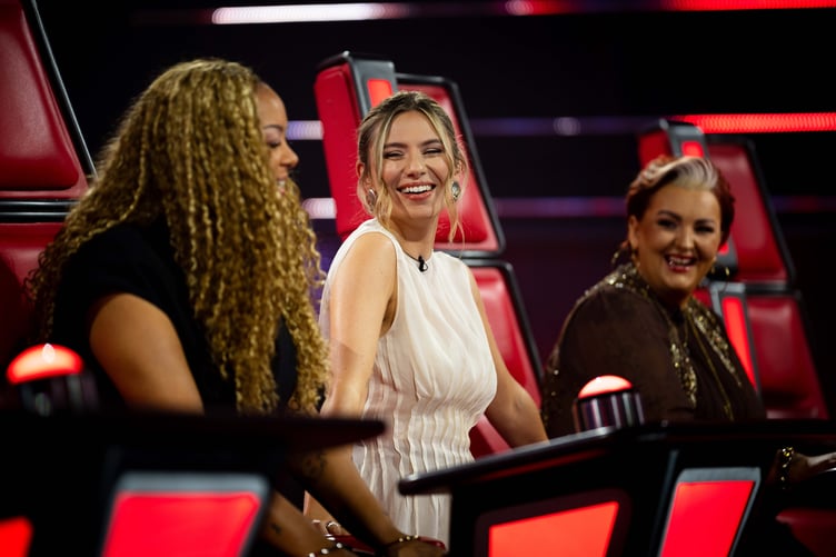 Aleighcia Scott, Sian Eleri a Bronwen Lewis