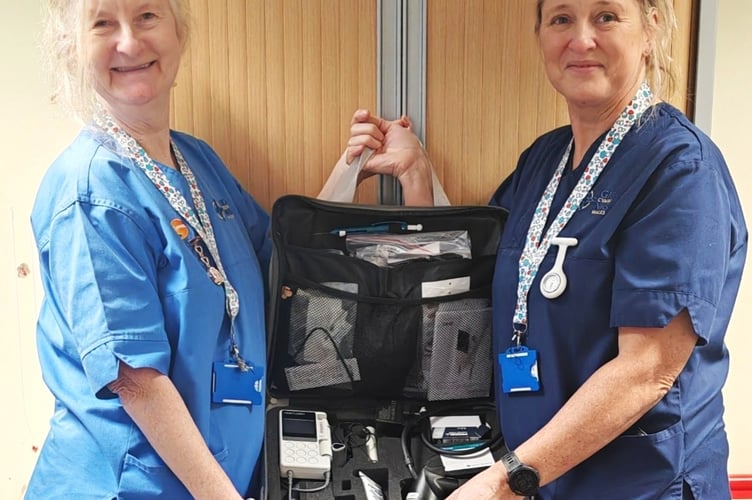 Paula Graham, Community Nurse, and Victoria Ashley,
Team Leader, with the new Ankle and Toe Pressure Kit