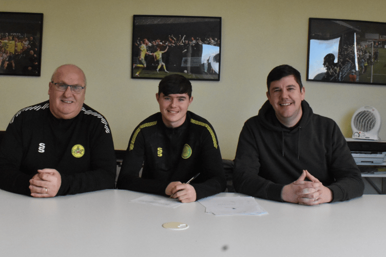 Owen Roberts signs his contract with Dave Cavanagh, Head of Coaching and Academy (left) and first team manager Richard Davies