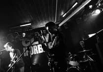 Lafant yn rhoi blas o’u halbwm cyntaf gyda sengl newydd am deimlo’n las