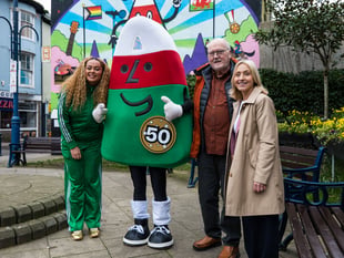 Dathlu pen-blwydd mawr Mistar Urdd