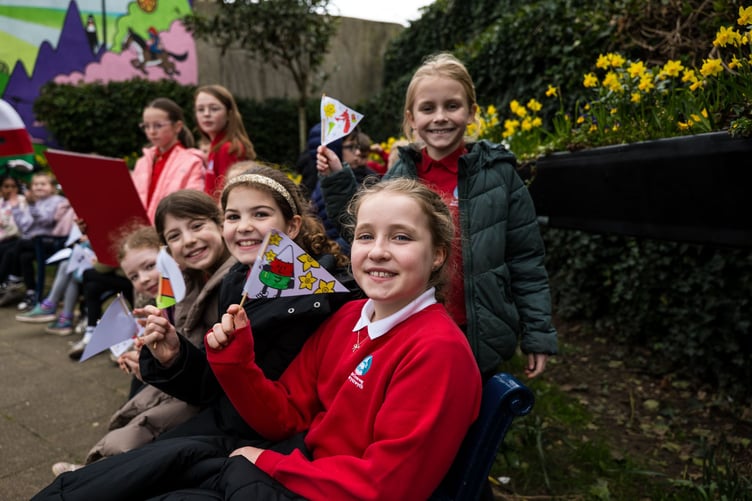 Chwifio baneri o flaen Murlun Mistar Urdd