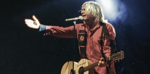 Rhys yn gwireddu dymuniad olaf Mike Peters gyda chân Gŵyl Ddewi