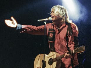 Rhys yn gwireddu dymuniad olaf Mike Peters gyda chân Gŵyl Ddewi