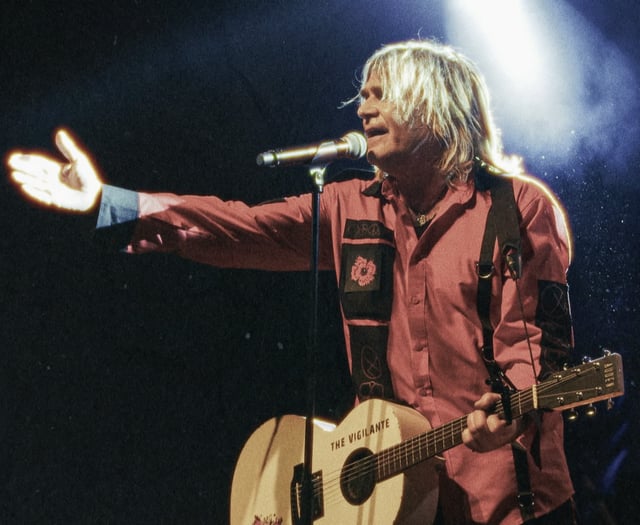 Rhys yn gwireddu dymuniad olaf Mike Peters gyda chân Gŵyl Ddewi