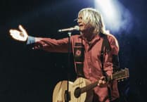 Rhys Meirion yn gwireddu dymuniad olaf Mike Peters gyda chân Gŵyl Ddewi