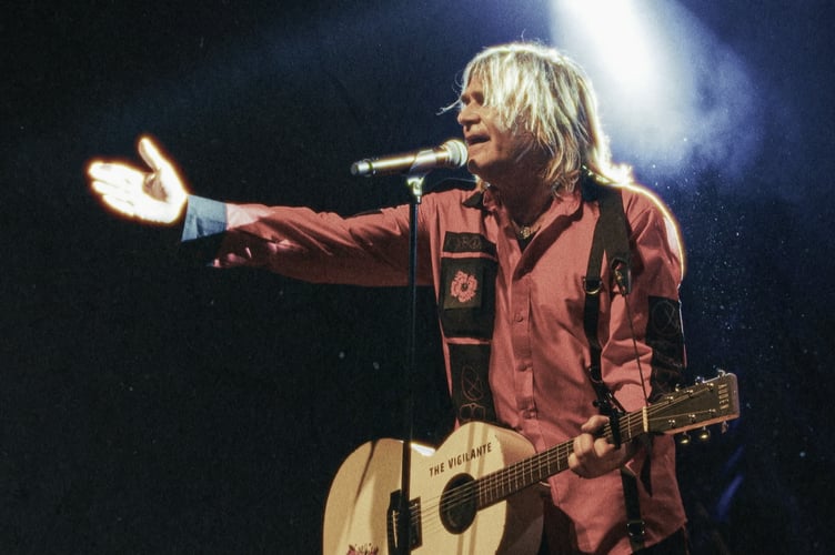 Prif leisydd The Alarm Mike Peters