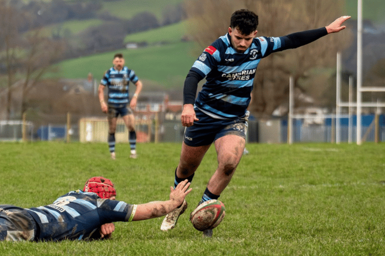 Dylan Benjamin scores a conversion