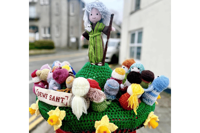 A cheerful St David’s Day post‑box topper on Criccieth High Street