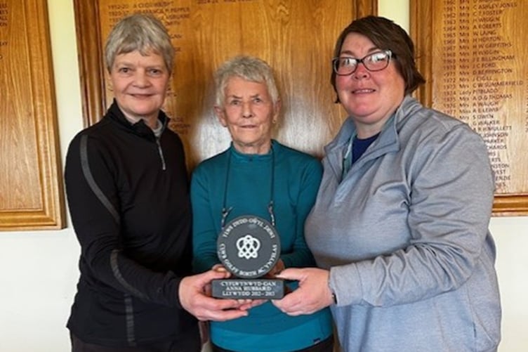 Anna Hubbard presents the trophy to Debbie Jones and Nathalie Bowen