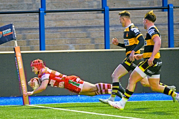 Harri Doel scores Llandovery's second try