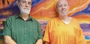 Dyn yn cwrdd â’i ffrind ar death row ar ôl 20 mlynedd o gyfathrebu