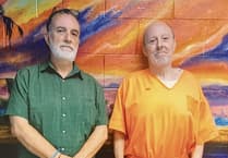 Dyn yn cwrdd â’i ffrind ar death row ar ôl dros 20 mlynedd o gyfathrebu