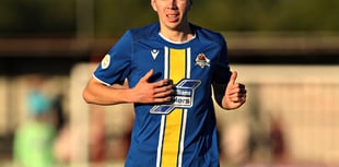 Ten‑man Llan dig deep to stay top