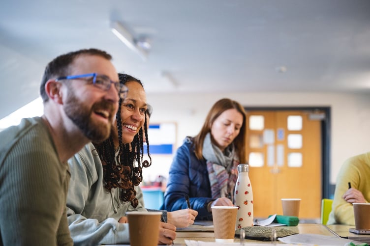 Mae pobl sy’n dysgu drwy’r gwaith bellach yn cynrychioli 39% o’r holl ddysgwyr