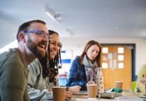 Data diweddaraf yn dangos y nifer uchaf erioed yn dysgu Cymraeg