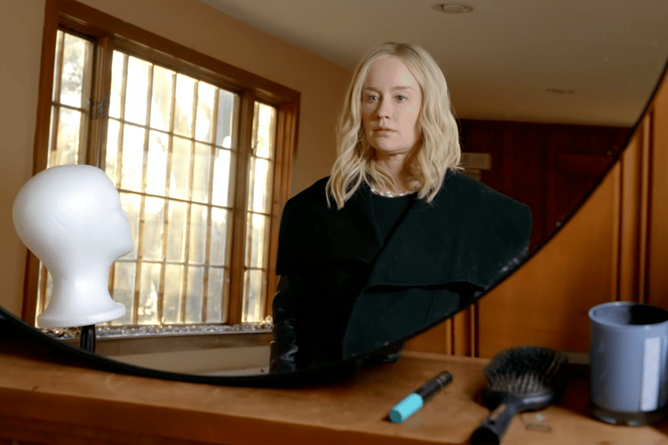 Yn 45 mlwydd oed daeth Maxine Hughes