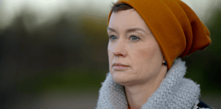 Angen diagnosis cynt a gwell ôl-ofal yn ôl Maxine Hughes