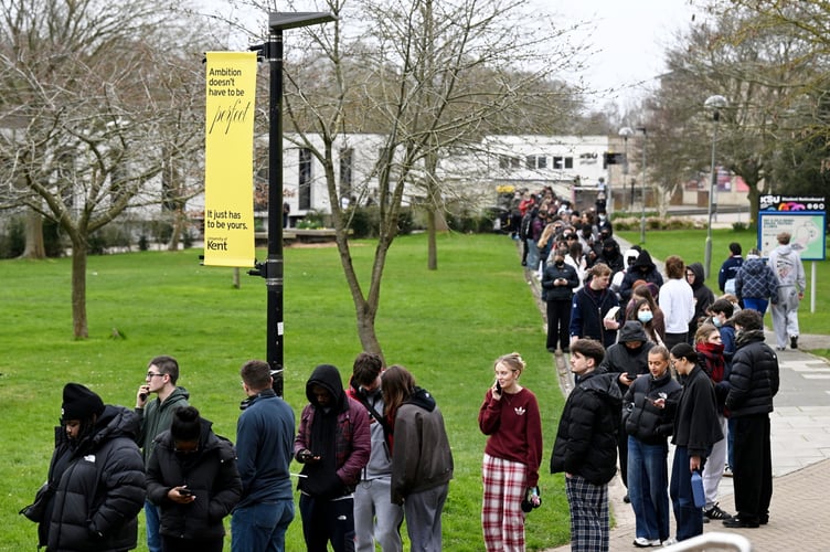 Hundreds of people queue for antibiotics at the University of Kent, Canterbury.  March 16, 2026. //  Two people have died and 11 others are seriously ill from an outbreak of meningitis in the Canterbury area of Kent.  Two people are known to have died, the UK Health Security Agency (UKHSA) said, with the University of Kent confirming that one was a student.  Queen Elizabeths Grammar School in Faversham also issued a letter to parents confirming that the second death was a student at the sixth form. 
Photo released 16/03/2026
