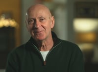 O Benyberth i’r bêl gron: Ian Gwyn Hughes a Stori’r Iaith 