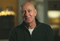 O Benyberth i’r bêl gron: Ian Gwyn Hughes a Stori’r Iaith