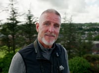 Iolo Williams yn dathlu bywyd gwyllt mewn cyfres newydd