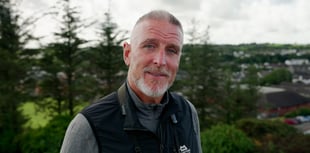 Iolo Williams yn dathlu bywyd gwyllt mewn cyfres newydd