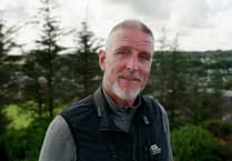 Iolo Williams yn dathlu bywyd gwyllt mewn cyfres newydd