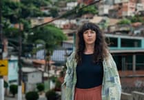 'Y gorau a’r gwaethaf o ddynoliaeth': Lisa Jên Brown a chyfres newydd Y Wal